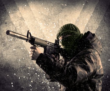 Eski backgro tehlikeli Maskeli silahlı askerlerle portresi