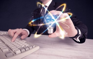 renkli bir ampul tutan işadamı