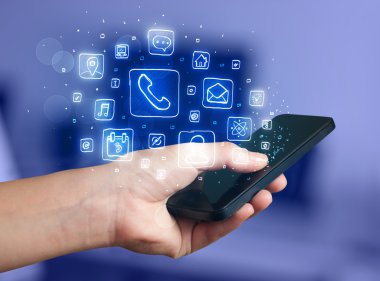 El smartphone telefon app simgeleri ile tutarak