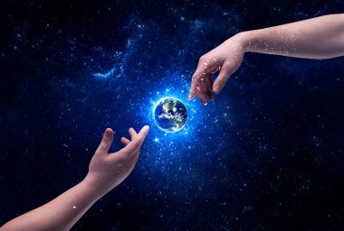 Eller uzayda Dünya 'ya dokunuyor