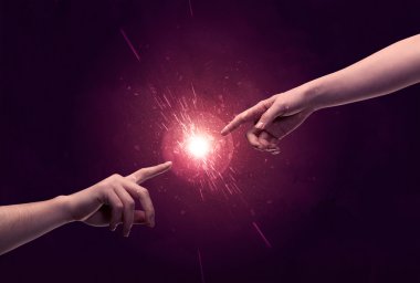 Dokunan eller uzayda ışıldar