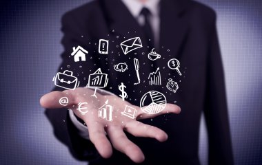 Avuçlarında çizim simgeleri olan bir ofis çalışanı