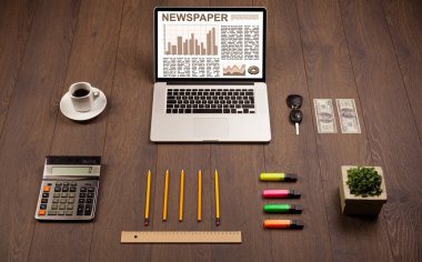 Borsa raporu ahşap masa üzerinde sahip dizüstü iş bilgisayarı