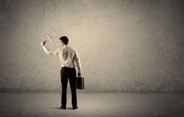 Boş duvarda duran tekerlekli patenci.