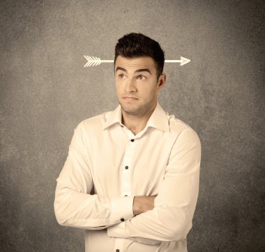 Kafasına bir ok ile genç pazarlamacı