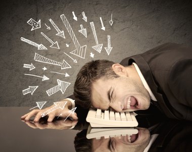 Oklar üzgün ofis çalışanlarını gösteriyor.