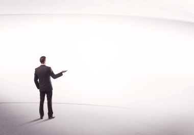 Çantası yerinde duran bir iş adamı.