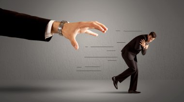 İş adamı büyük bir elden kaçıyor.