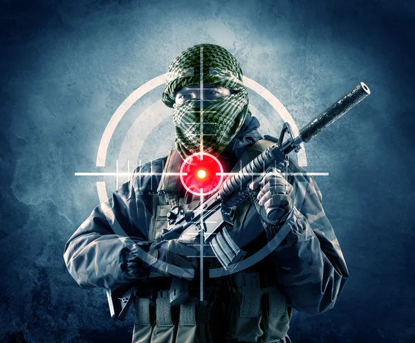 Hombre terrorista enmascarado con arma y objetivo láser en su cuerpo — Foto de Stock