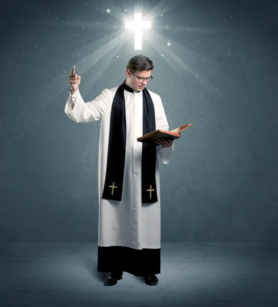 Giovane sacerdote nel dare la sua benedizione — Foto Stock