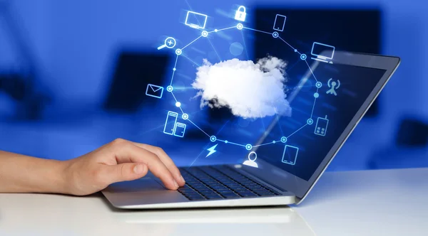Trabajar a mano con un diagrama de Cloud Computing —  Fotos de Stock