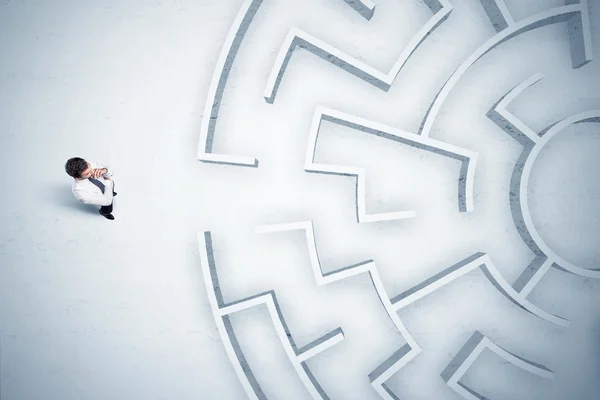 Affärsman tittar på cirkulär labyrint med ingenstans att gå — Stockfoto