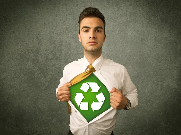 环保主义者商人用回收标牌撕下衬衫 — 图库照片
