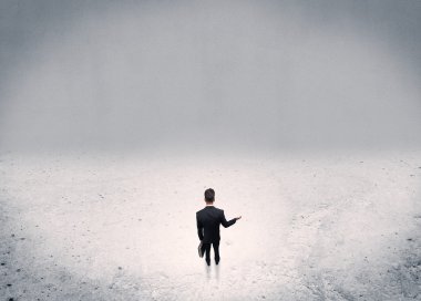 Kentsel boş alanda duran iş adamı