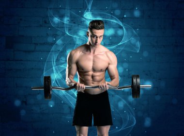 Çekici güçlü fitness adamı ağırlık kaldırıyor.