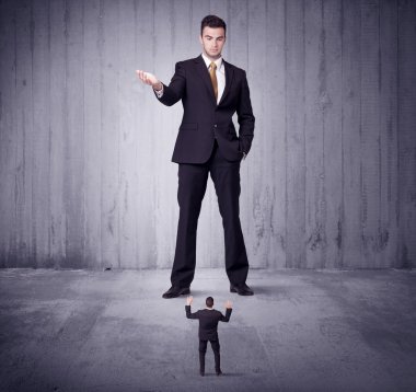 Büyük patron küçük iş adamına lokma atıyor.