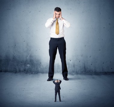 Öfkeli büyük iş adamı küçük adama lokma atıyor.