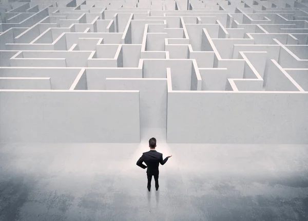 Vendas pessoa de pé na entrada do labirinto — Fotografia de Stock
