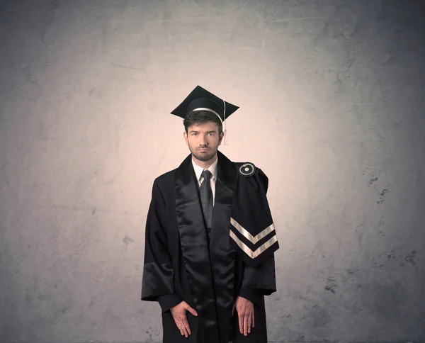 Retrato de un joven estudiante graduado con antecedentes gruñones —  Fotos de Stock