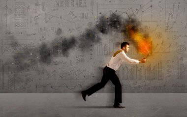 Yangın dizüstü bilgisayarı olan bir iş adamı
