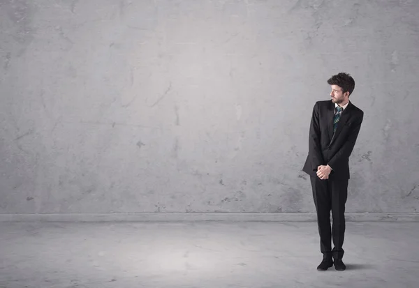 Giovane uomo d'affari in piedi confuso — Foto Stock