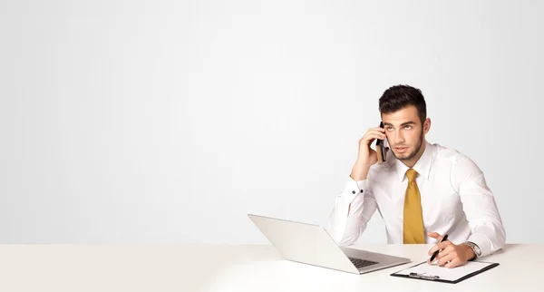 Homem de negócios com fundo branco — Fotografia de Stock