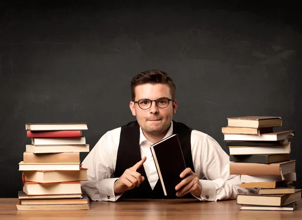 Lehrer mit Büchern — Stockfoto