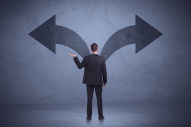 Wal üzerinde okları ararken bir karar alarak iş adamı