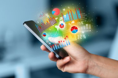 İşadamı elinde grafik sembollü akıllı telefon tutuyor.