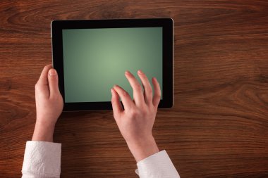 Tablet tutan eller iş