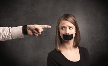 Kadına gösteren bir el