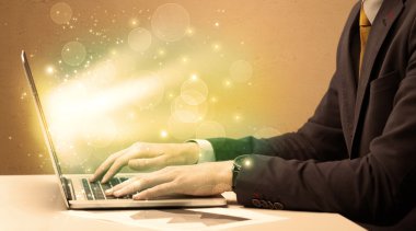 İşadamı laptopta hızlı çalışıyor.