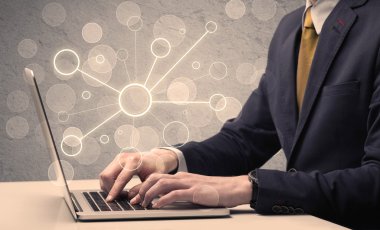 Dizüstü bilgisayarda yazan bilim işçisi