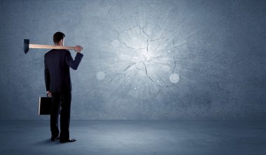 İşadamı çekiçle duvara çarpıyor.