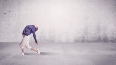 Boş geçmişi olan güzel bir şehir dansçısı.