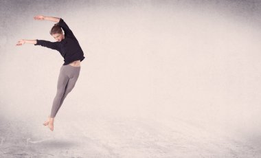 Modern balerin boş arka planla sanat atlayışı yapıyor.