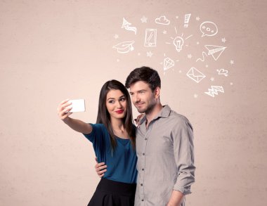 Düşünceleriyle selfie çeken çift.