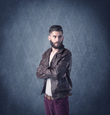 Zarif kıyafetler giymiş sakallı hippi.