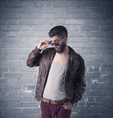 Tuğla şehir duvarının önünde manken.