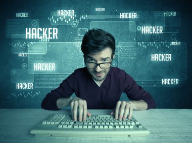 Klavye ve gözlüklü bir bilgisayar korsanı.