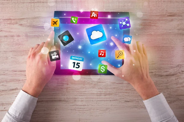 Handen met Tablet PC — Stockfoto