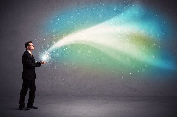 Бизнесмен держит свет
