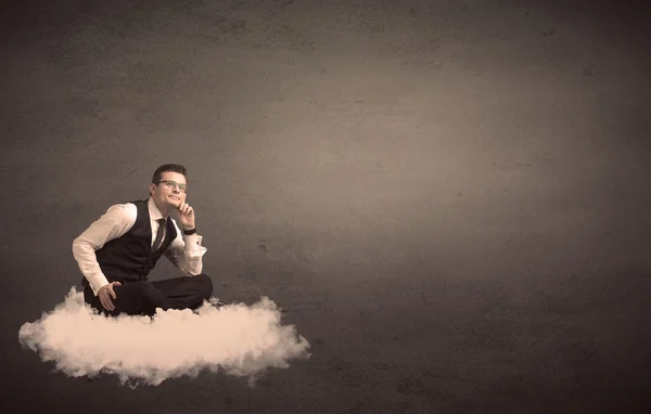 Homme assis sur un nuage avec un fond clair — Photo