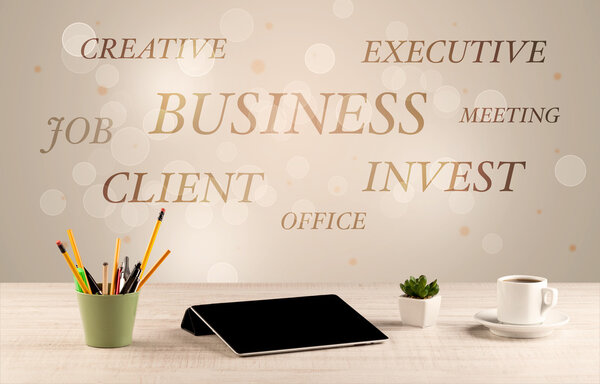 Рабочий стол с надписью на стене