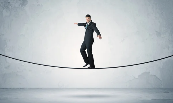 Verkäufer balanciert auf festem Seil — Stockfoto