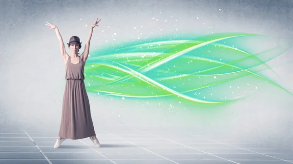 Танцовщица хип-хопа позирует с зелеными линиями — стоковое фото