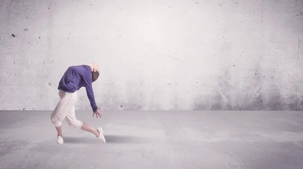 Mooie urban danser met lege achtergrond — Stockfoto