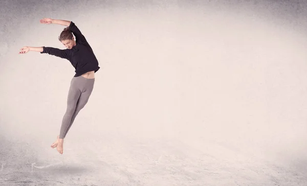 Nowoczesny tancerz baletowy wykonujący skok artystyczny z pustym tłem — Zdjęcie stockowe