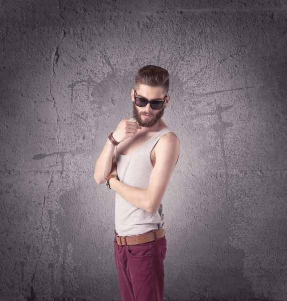 Homme élégant avec barbe et lunettes de soleil — Photo