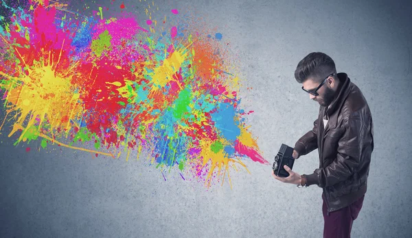Hipsterski facet z kamerą i pluskiem farby — Zdjęcie stockowe